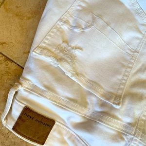 AEO American Eagle jean with Ne(x)t Level Stretch. Distressed white-sz4 short.